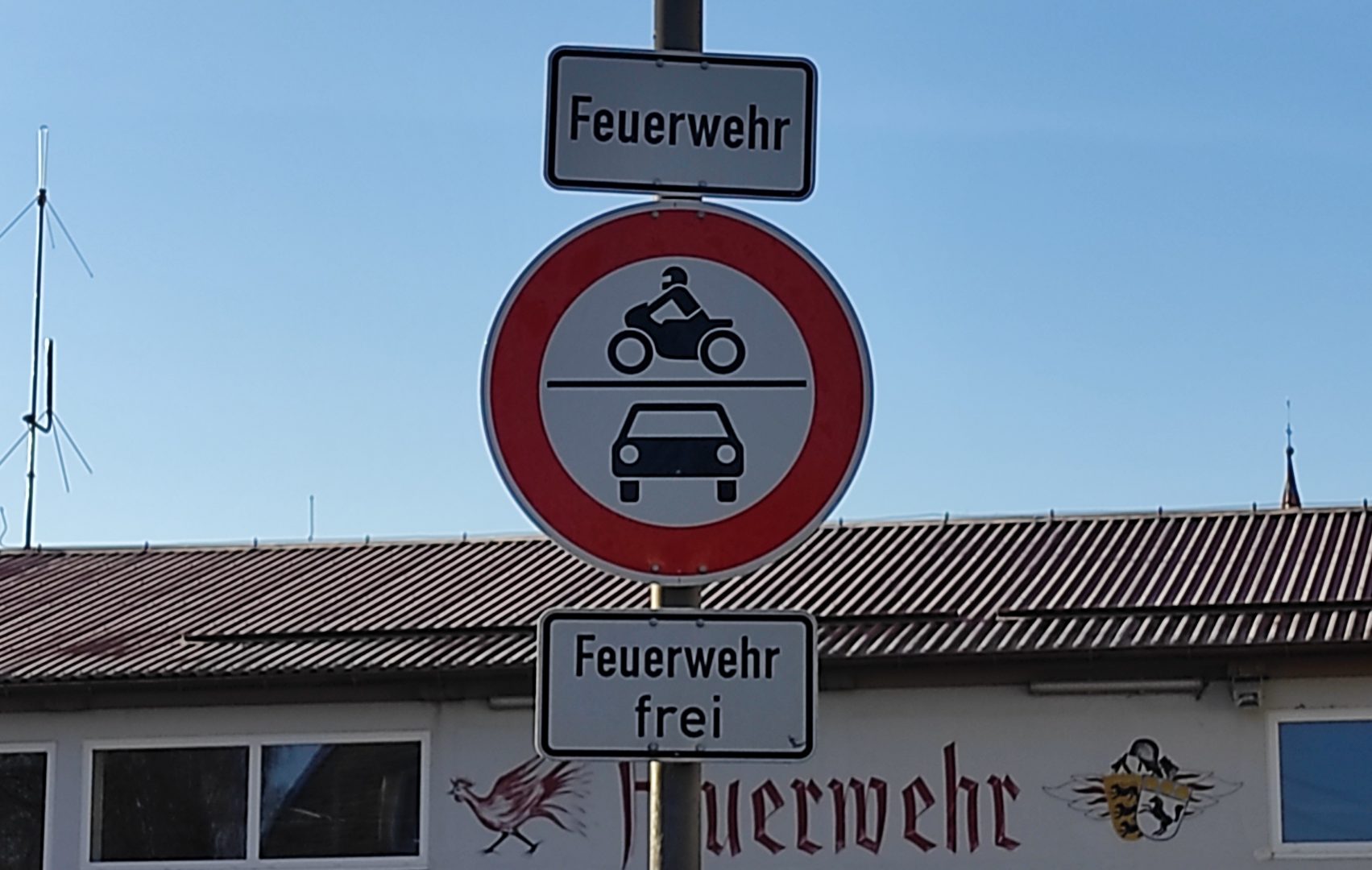 Schild Einfahrt verboten für Motorräder und Autos