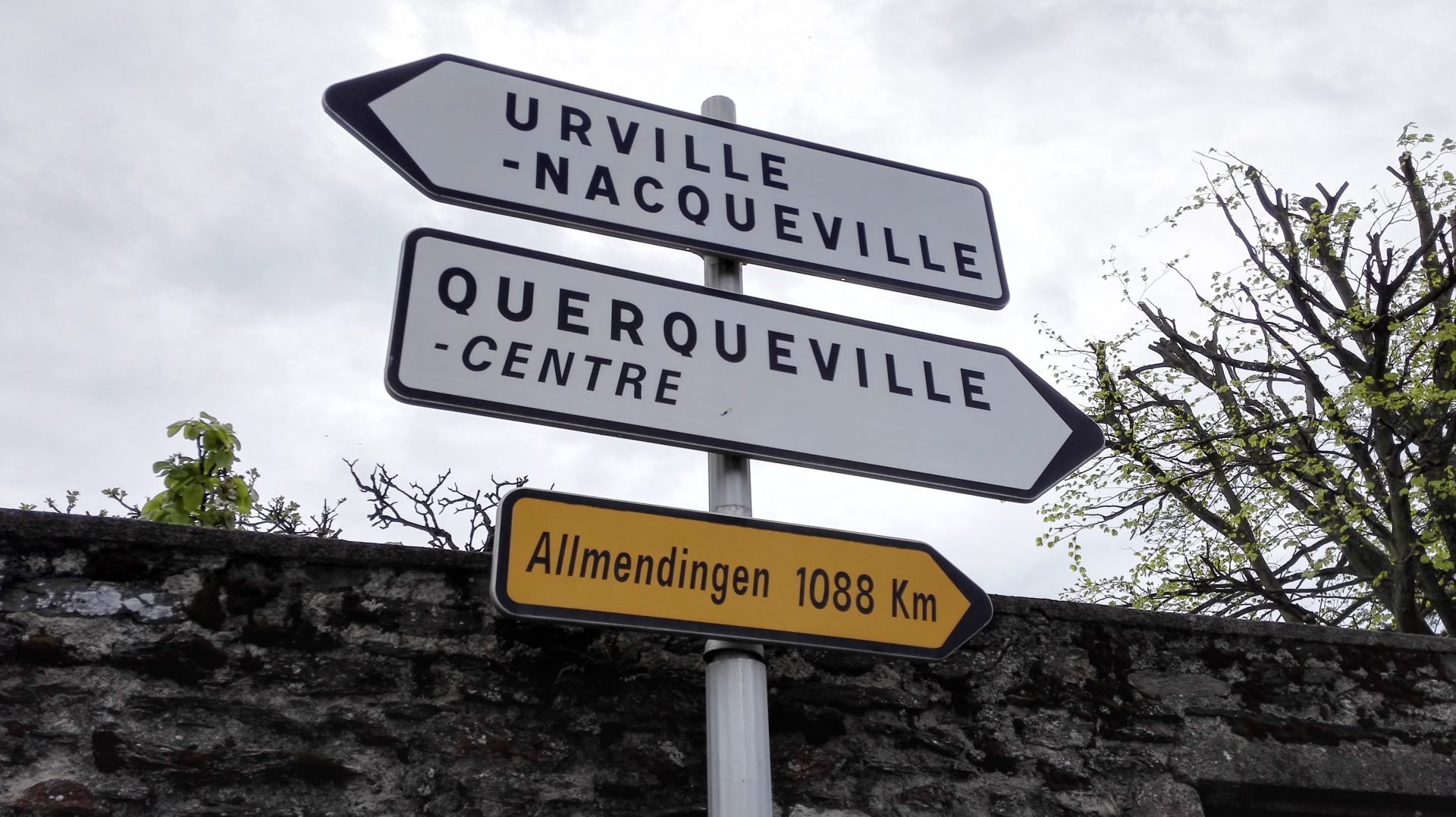 Schilder nach Urville und Querqueville