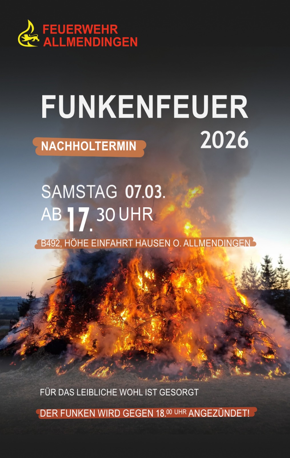 Großes brennendes Funkenfeuer bei Dämmerung mit Veranstaltungsangaben der Feuerwehr Allmendingen.