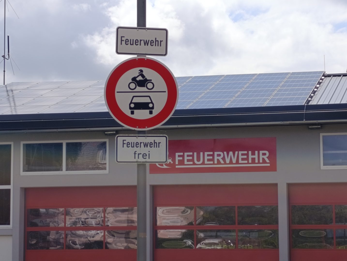 Zufahrt Feuerwehr mit Halteverbotsschild