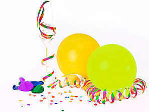 Zwei Ballons (gelb und grün) mit bunten Luftschlangen, Konfetti und kleinen Ballons auf weißem Hintergrund.