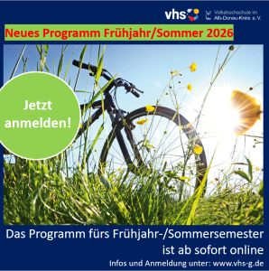 Fahrrad im blühenden Gras bei Sonnenschein, grüner Kreis mit dem Text Jetzt anmelden.