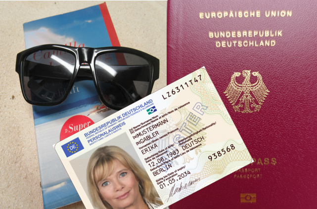 Reisepass, Personalausweis und Sonnenbrille auf Urlaubspapieren, deutliche Foto-ID eines weiblichen Ausweises.