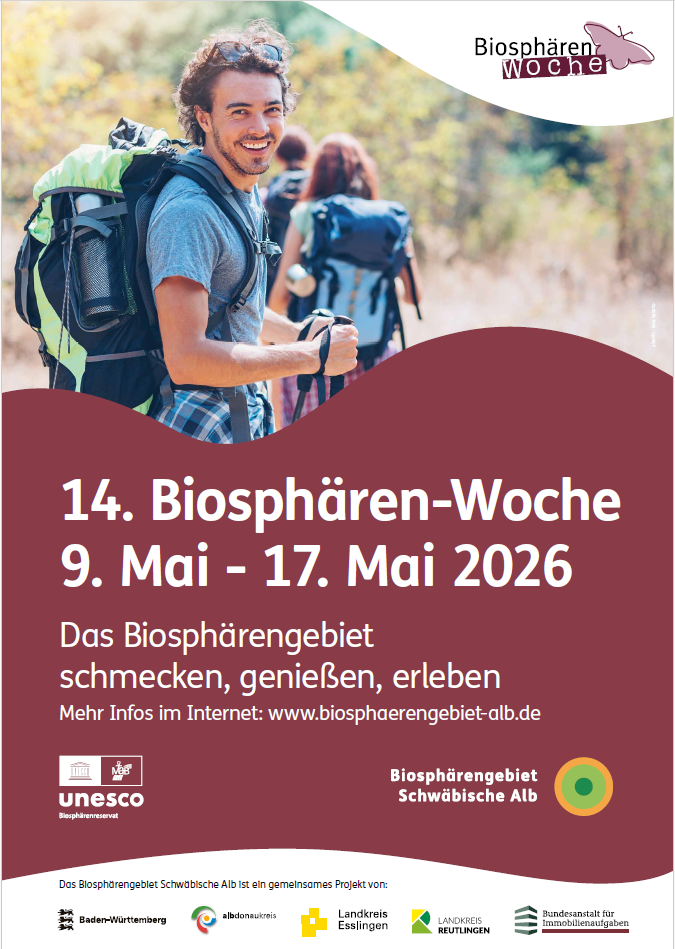 Lächender Wanderer mit großem Rucksack im Vordergrund; Plakattext: 14. Biosphären-Woche 9.–17. Mai 2026 und Veranstaltungsinfos.