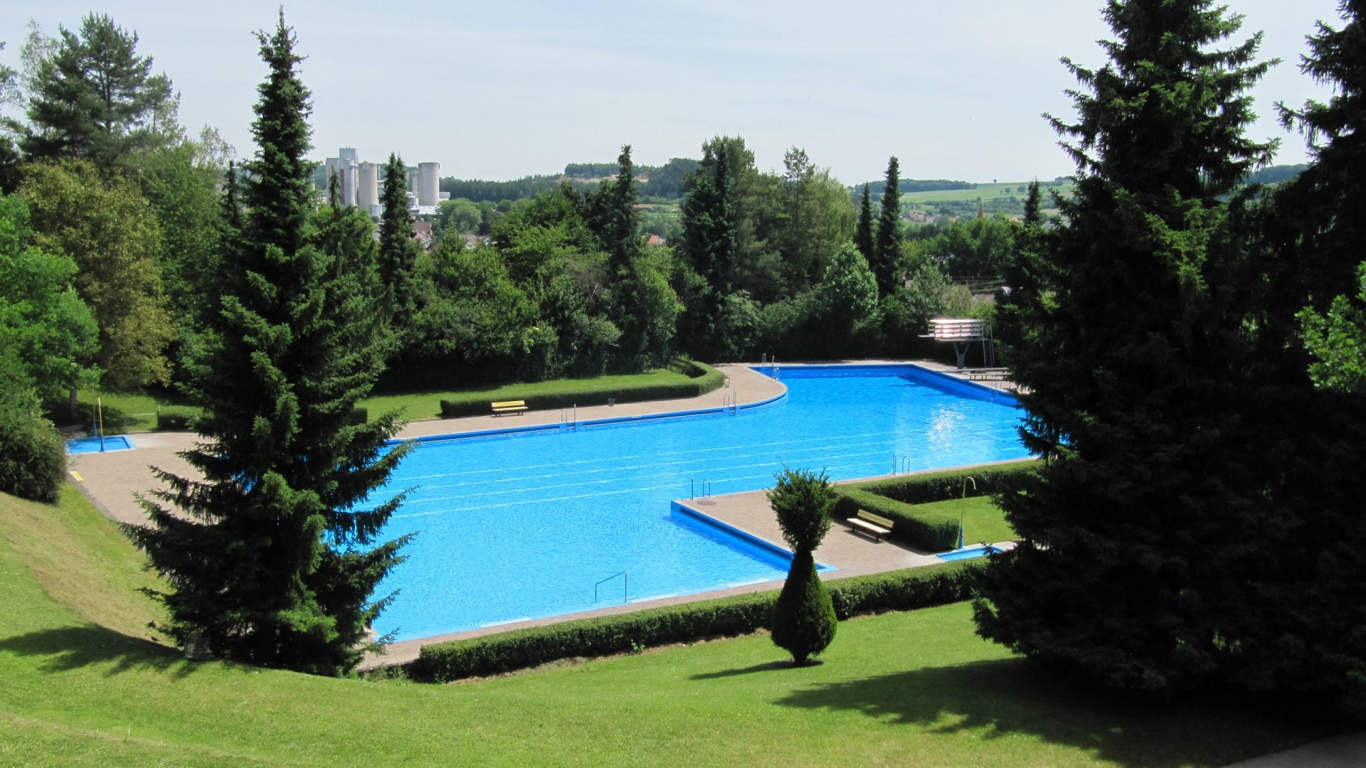 Blick von oben aufs Schwimmerbecken